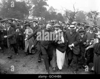 EIN SUFFRAGETTE WIRD VON POLIZEIBEAMTEN WÄHREND EINES TREFFENS IN SUTTON-ON-ASHFIELD ENTFERNT, DAS VON DAVID LLOYD GEORGE ANGESPROCHEN WURDE. 1913. Stockfoto