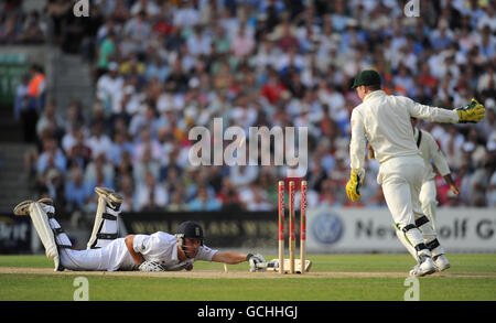 Der englische Jonathan Trott wird vom australischen Simon Katich beim fünften npower-Testspiel im Londoner Oval ausgefahren. Stockfoto