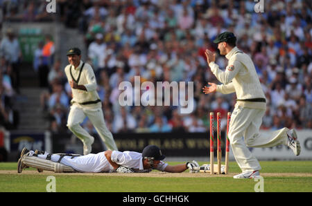 Der englische Jonathan Trott wird vom australischen Simon Katich beim fünften npower-Testspiel im Londoner Oval ausgefahren. Stockfoto