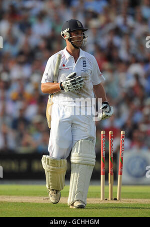 Jonathan Trott aus England, nachdem er vom australischen Simon Katich beim fünften npower-Testspiel im Londoner Oval ausgefahren wurde. Stockfoto