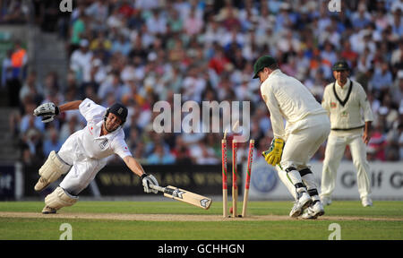 Der englische Jonathan Trott wird vom australischen Simon Katich beim fünften npower-Testspiel im Londoner Oval ausgefahren. Stockfoto