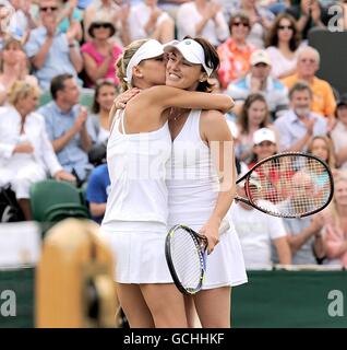 Tennis - Wimbledon Championships 2010 - Tag 8 - All England Lawn Tennis und Croquet Club. Anna Kournikova (links) und Martina Hingis beim Doppelspiel der Ladies Invitation gegen Anne Hobbs und Samantha Smith Stockfoto