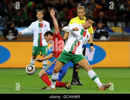 Der spanische Xabi Alonso (links) und der portugiesische Cristiano Ronaldo kämpfen um Der Ball Stockfoto