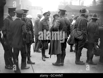 KING GEORGE V UND QUEEN MARY BESUCHEN DAS AUSTRALISCHE HAUPTQUARTIER IN LONDON UND AUCH DEN WARCHEST CLUB. HIER SPRICHT DER KÖNIG MIT DEN MÄNNERN, DIE GERADE VON EINEM SERVICE AN DER WESTFRONT ZURÜCKGEKEHRT SIND. 1917. Stockfoto