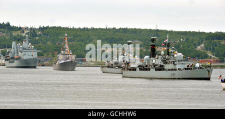 Einige der Schiffe, die während einer Überprüfung der Marine anlässlich des 100. Jahrestages der kanadischen Marine in den Gewässern vor Halifax in Nova Scotia, Kanada, montiert wurden. Stockfoto