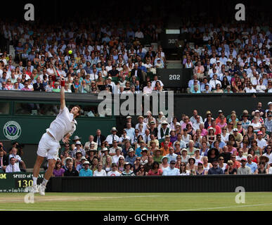 Der Großbritanniens Andy Murray im All England Lawn Tennis Club Wimbledon gegen den spanischen Rafael Nadal am Tag elf der Wimbledon Championships 2010. Stockfoto