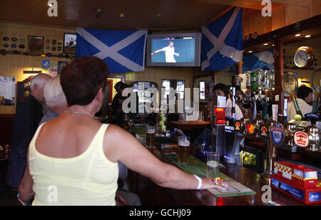 Im Dunblane Hotel in Murrays Heimatstadt Dunblane, Schottland, können Fans Andy Murray beim Wimbledon-Halbfinale der Männer beobachten. Stockfoto