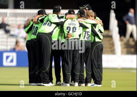 Cricket - Friends Provident Twenty20 - Middlesex / Surrey - Lord's. Surrey bilden vor dem Spiel ein Team Stockfoto