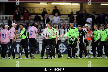 Cricket - Friends Provident Twenty20 - Middlesex / Surrey - Lord's. Surrey und Middlesex geben sich nach dem Spiel die Hände Stockfoto