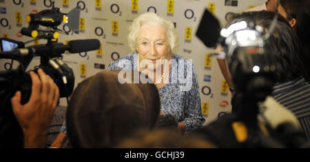 Dame Vera Lynn gibt Interviews bei den O2 Silver Clef Awards 2010 im Londoner Hilton Hotel, wo sie den Investec Icon Award erhielt. DRÜCKEN Sie VERBANDSFOTO. Bilddatum: Freitag, 2. Juli 2010. Bildnachweis sollte lauten: Tim Ireland/PA Wire Stockfoto