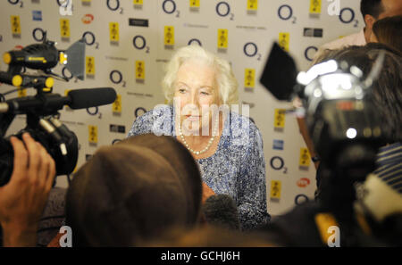 Dame Vera Lynn gibt Interviews bei den O2 Silver Clef Awards 2010 im Londoner Hilton Hotel, wo sie den Investec Icon Award erhielt. Stockfoto