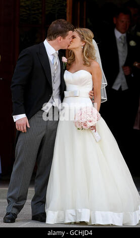 Irish Rugby Kapitän Brian O'Driscoll und Schauspielerin Amy Huberman während ihrer Hochzeit in St. Joseph's Church in Aughavas, Co Leitrim. Stockfoto