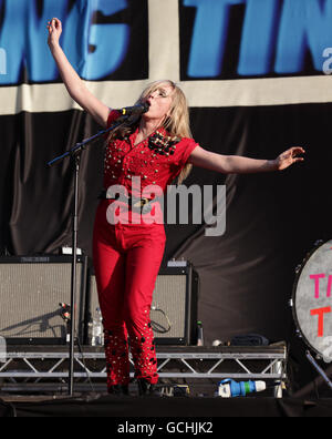 Katie White von den Ting Tings tritt auf der Hauptbühne während des Wireless Festivals im Hyde Park im Zentrum von London auf. Stockfoto