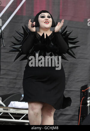 Beth Ditto von The Gossip tritt auf der Hauptbühne während des Wireless Festivals im Hyde Park im Zentrum von London auf. Stockfoto