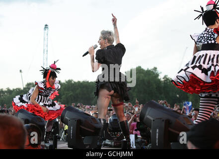 Wireless Festival 2010 - Freitag. Pink tritt auf der Hauptbühne während des Wireless Festivals im Hyde Park im Zentrum von London auf. Stockfoto