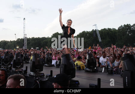 Pink tritt auf der Hauptbühne während des Wireless Festivals im Hyde Park im Zentrum von London auf. Stockfoto