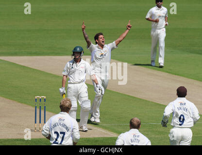 Cricket - Liverpool Victoria County Championship - Division Two - Day One - Surrey V Leicestershire - The Brit Oval. Surrey's Jade Dernbach feiert die Aufnahme des Dickens von Matthew Boyce LBW in Leicestershire Stockfoto