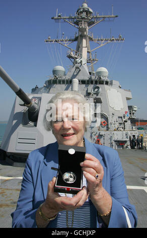 Lady Mary Soames, Tochter von Sir Winston Churchill, hält eine neu lancierte 5-Münze zum Gedenken an ihren Vater, die ihr von der Royal Mint an Bord der USS Winston S Churchill, die derzeit in Portsmouth angedockt ist, überreicht wurde. Stockfoto