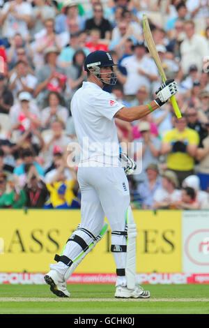 Cricket - npower Second Test - Tag 1 - England gegen Bangladesch - Old Trafford. Der englische Kevin Pietersen feiert seinen 50 Stockfoto