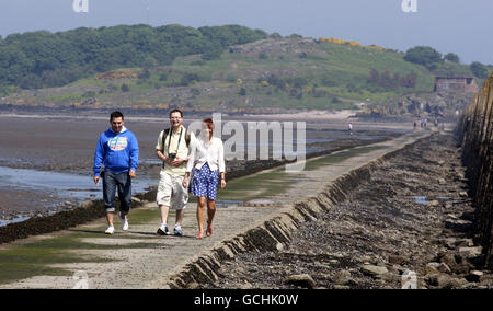 Die Menschen genießen das heiße Wetter in Carmond in der Nähe von Edinburgh, Schottland. Stockfoto