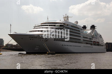 Luxus-Kreuzfahrtschiff Seabourn weilt vor der Namensgebung auf der Themse in London. Stockfoto