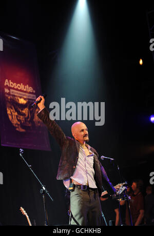 Tim Booth von James auf der Bühne der Absolute Radio South Africa Send Off Party, im Lyric Theatre im Zentrum von London. Stockfoto