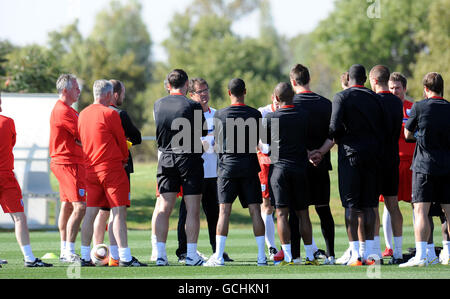 England-Manager Fabio Capello (Mitte) spricht mit seinen Spielern während einer Trainingseinheit im Royal Bafokeng Sports Complex, Rustenburg, Südafrika. Stockfoto