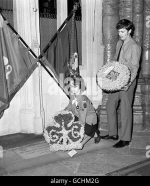 Gillian Briggs, 14, von der 1. Beckenham Company (eine der ersten Einheiten, die 1910 registriert wurden), Und Venture Scout Richard Dodson, 19 von der Churchill Venture Scout Unit in South Woodford, London, legte Kränze auf den Gedenkstein an Lord Robert Baden-Powell von Gilwell, an diesem Morgen (Samstag) kombinierten Guide Thinking Day und Scout Founder's Day Service in Londons Westminster Abbey. Stockfoto