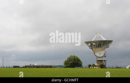 Die 43 Jahre alte, 25 Meter lange Schüssel am Chilbolton Observatory in der Nähe von Andover, Hampshire. Stockfoto