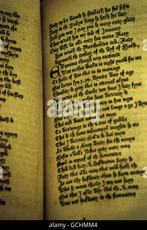 DIE ERSTE AUSGABE VON CHAUCER'S CANTERBURY TALES AUS DEM 15. JAHRHUNDERT, GEDRUCKT VON WILLIAM CAXTON, VERKAUFTE SICH FÜR EINE SCHALLPLATTE VON #4,621,500 ÜBER DEM SECHSFACHEN DES GESCHÄTZTEN PREISES BEI CHRISTIE'S IN LONDON. Stockfoto