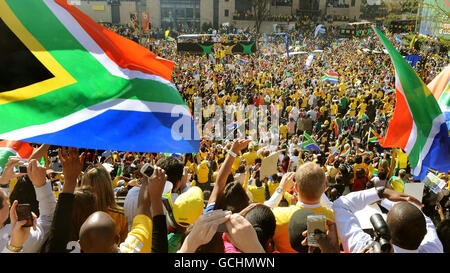 Tausende von Fans beobachten, wie das südafrikanische Team (mit dem Spitznamen Bafana Bafana) im Vorfeld des WM-Turniers, das am Freitag in Südafrika beginnt, mit einem Bus durch das Zentrum von Sandton in Johannesburg fährt. Stockfoto