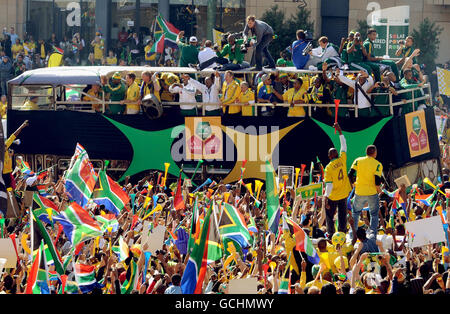 Tausende von Fans beobachten, wie das südafrikanische Team (mit dem Spitznamen Bafana Bafana) im Vorfeld des WM-Turniers, das am Freitag in Südafrika beginnt, mit einem Bus durch das Zentrum von Sandton in Johannesburg fährt. Stockfoto