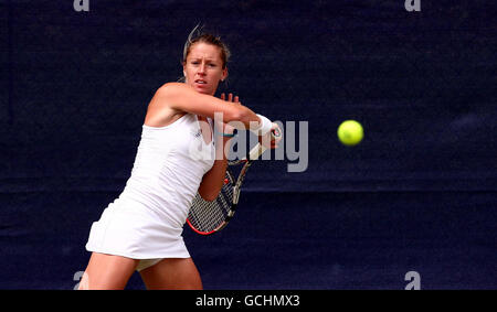 Tennis - 2010 AEGON Classic - Tag drei - Edgbaston Priory Club. Die französische Pauline Parmentier im Kampf gegen die britische Anne Keothavong während des AEGON Classic im Edgbaston Priory Club, Birmingham. Stockfoto