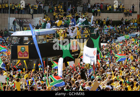 Tausende von Fans beobachten, wie das südafrikanische Team (mit dem Spitznamen Bafana Bafana) im Vorfeld des WM-Turniers, das am Freitag in Südafrika beginnt, mit einem Bus durch das Zentrum von Sandton in Johannesburg fährt. Stockfoto