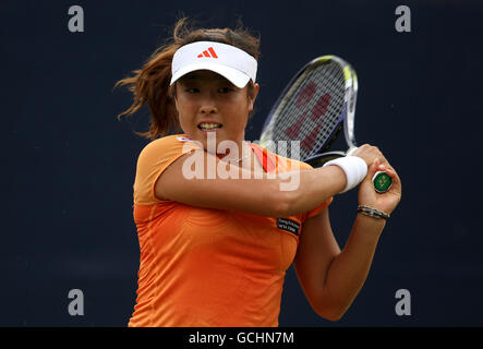 Die japanische Ayumi Morita im Kampf gegen die deutsche Angelique Kerber in Beim AEGON Classic 2010 spielen die Singles in der zweiten Runde Wird im Priory Club in Birmingham abgehalten Stockfoto