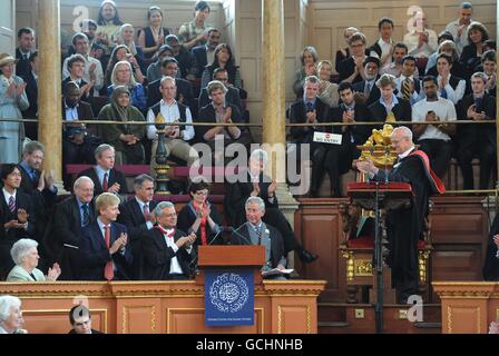 Der Prinz von Wales hält seine Rede im Sheldonian Theater an der Universität Oxford. Charles sagte, die zunehmende Industrialisierung und das Bevölkerungswachstum schädigten die Welt und das war nicht nachhaltig. Stockfoto