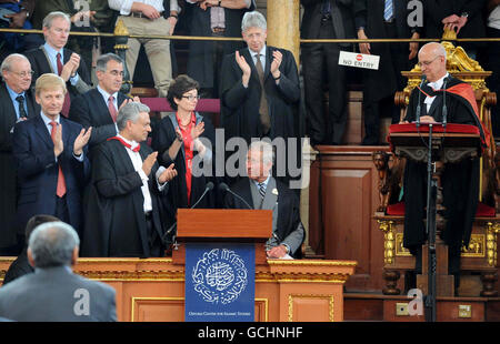 Der Prinz von Wales hält seine Rede im Sheldonian Theater an der Universität Oxford. Charles sagte, die zunehmende Industrialisierung und das Bevölkerungswachstum schädigten die Welt und das war nicht nachhaltig. Stockfoto