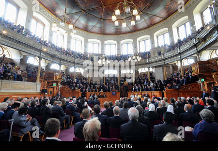 Der Prinz von Wales hält seine Rede im Sheldonian Theater an der Universität Oxford. Charles sagte, die zunehmende Industrialisierung und das Bevölkerungswachstum schädigten die Welt und das war nicht nachhaltig. Stockfoto