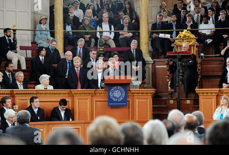 Der Prinz von Wales hält seine Rede im Sheldonian Theater an der Universität Oxford. Charles sagte, die zunehmende Industrialisierung und das Bevölkerungswachstum schädigten die Welt und das war nicht nachhaltig. Stockfoto