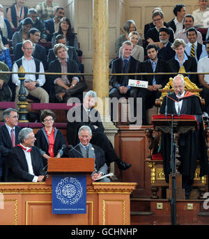 Der Prinz von Wales hält seine Rede im Sheldonian Theater an der Universität Oxford. Charles sagte, die zunehmende Industrialisierung und das Bevölkerungswachstum schädigten die Welt und das war nicht nachhaltig. Stockfoto