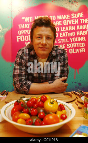 Jamie Oliver startet eine neue Kochqualifikation für weiterführende Schulen im Hospital Club im Zentrum von London. Stockfoto