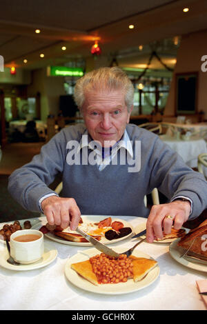 Lifestyle - Essen - kochen - Kritiker - Egon Ronay - London Stockfoto