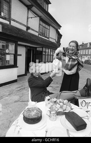 Vor den Teestuben „Claris“ im Dorf Bidden in Kent wird ein Meisterbrauen für Gourmet-Egon Ronay gegossen. Die Tasse wird von Frau Marc Bridger ausgeschüttet, die seinen „Teapot Award“ für die beste Tasse des Landes gewonnen hat. Stockfoto