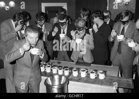 In einem Hotel in London heute, Gourmet Egon Ronay (Vordergrund) und seine Inspektoren - maskiert, um zukünftige Anerkennung zu entgehen - erfrischen ihre Gaumen in der Kunst der Tee-Verkostung und Mischung in einer Sitzung vom Tea Council organisiert. Stockfoto