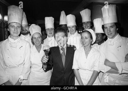 Egon Ronay (Mitte) startete heute seinen Lucas Guide für 1978 mit einem Gourmet Lunch in der 'Mirabelle' , Curzon Street, London. Zehn Köche der britischen Catering-Colleges kochten das Essen für 100 Gäste, und hier werden sie von Herrn Ronay getoastet. Stockfoto