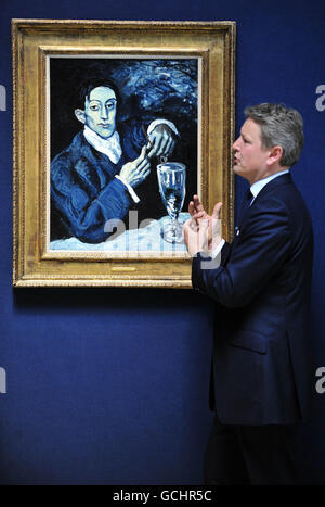 Der europäische Präsident von Christie, Jussi Pylkkanen, spricht über Pablo Picassos Porträt von Angel Fernandez de Soto, Die von der Andrew Lloyd Webber Foundation in Christie's in London als Teil ihrer Ausstellung „Masterpieces Through the Ages“ angeboten wird, die bis Donnerstag für die Öffentlichkeit zugänglich ist und einige der Höhepunkte der Sommerauktionssaison bietet, wird auf 30-40 Millionen geschätzt. Stockfoto