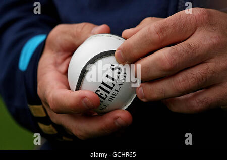 Australien Kapitän Ricky Ponting hält einen Ball namens Sliotar aus dem irischen gälischen Spiel Hurling während einer Medienveranstaltung im Croke Park, Dublin. Stockfoto