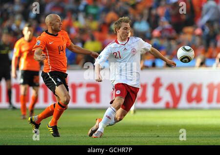 Fußball - FIFA Fußball-Weltmeisterschaft Südafrika 2010 - Gruppe E - Niederlande / Dänemark - Soccer City Stadium. Dänemarks Christian Eriksen im Kampf gegen Demy De Zeeuw (links) Stockfoto