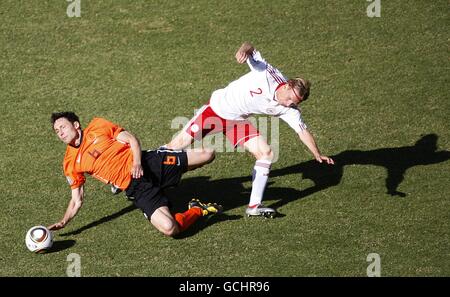 Fußball - FIFA Fußball-Weltmeisterschaft Südafrika 2010 - Gruppe E - Niederlande / Dänemark - Soccer City Stadium. Der niederländische Mark Van Bommel (links) und der dänische Christian Poulsen kämpfen um den Ball Stockfoto