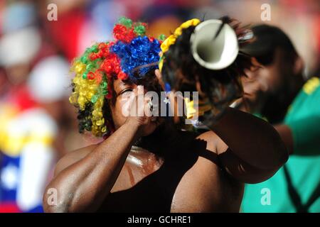 Fußball - FIFA Fußball-Weltmeisterschaft Südafrika 2010 - Gruppe H - Honduras - Chile - Mbombela Stadium. Ein Fußballfan bläst eine Vuvuzela in die Tribüne. Stockfoto